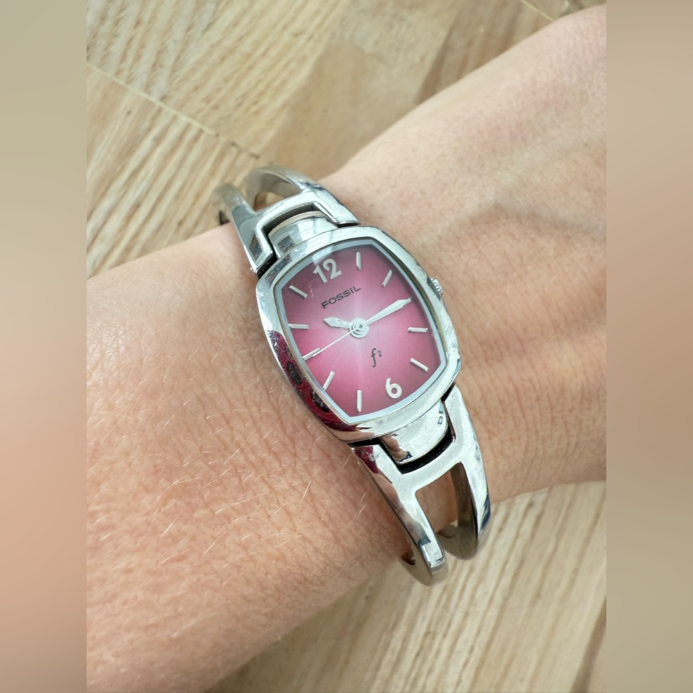 Fossil F2 ladies silver tone pink dial watch NEW BATTERY